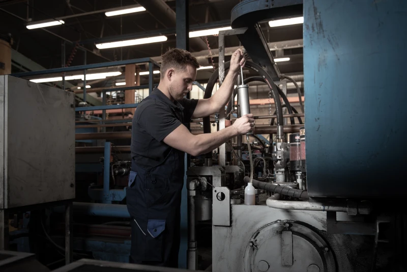 Hydrauliek oliemonster nemen